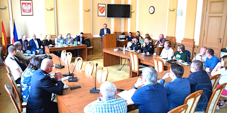 Naukowcy z Uniwersytetu Wrocławskiego debatowali o badaniach nad bezpieczeństwem ludności – z inicjatywy starostwa powiatowego w Kłodzku