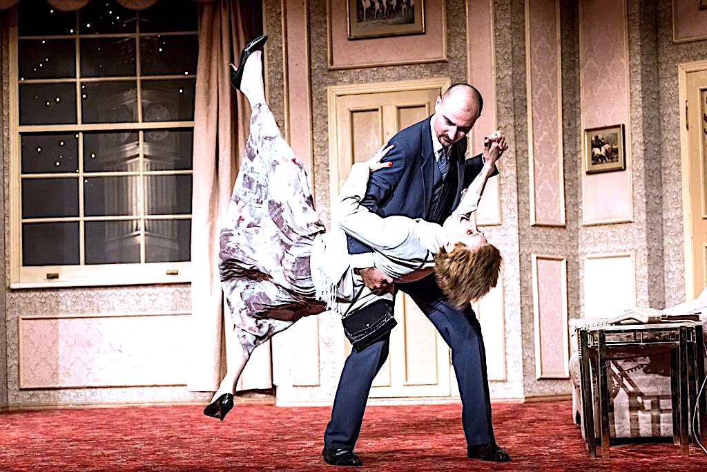 „Okno na parlament” – uwikłać polityka z sekretarką i…