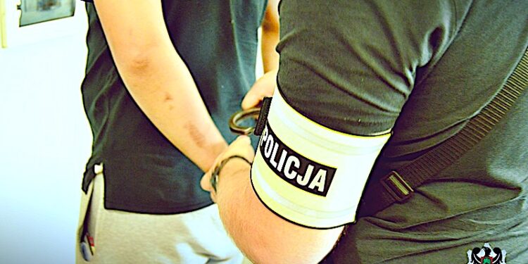 Bardzo młody napastnik – tylko trochę starszy oszust