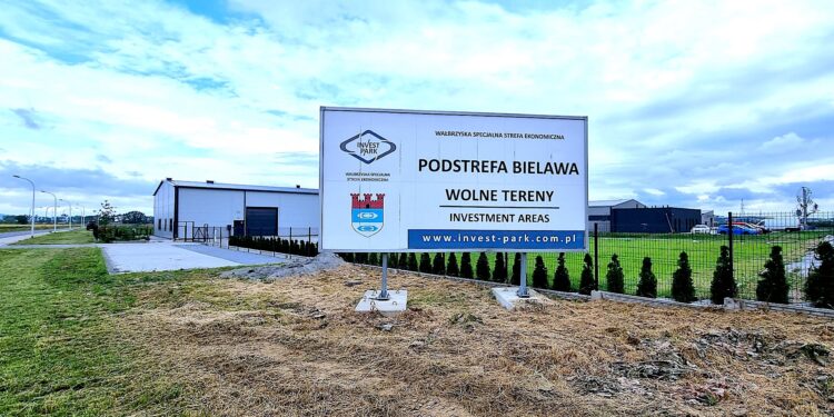 Branża farmaceutyczna inwestuje w Bielawie – trwa budowa hali