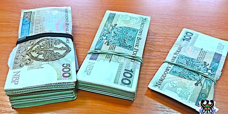 Dwoje seniorów w poważnych kłopotach – kobieta oszukana, mężczyzna zagubiony