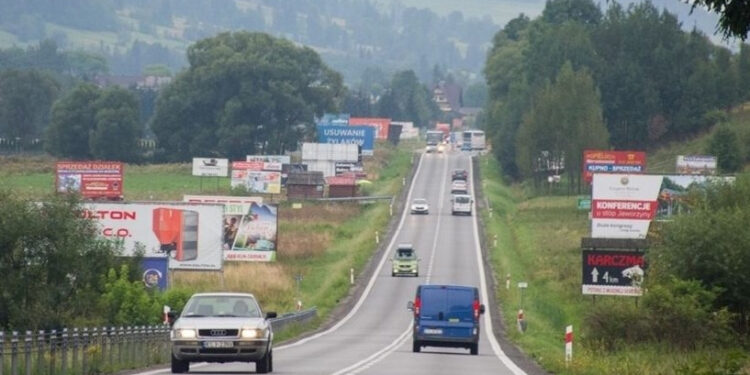 Gminy zbyt opieszale oczyszczają się ze szpecących banerów reklamowych