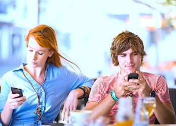 Phubbing w związkach – problemem nie smartfon, ale to, jak jest postrzegany