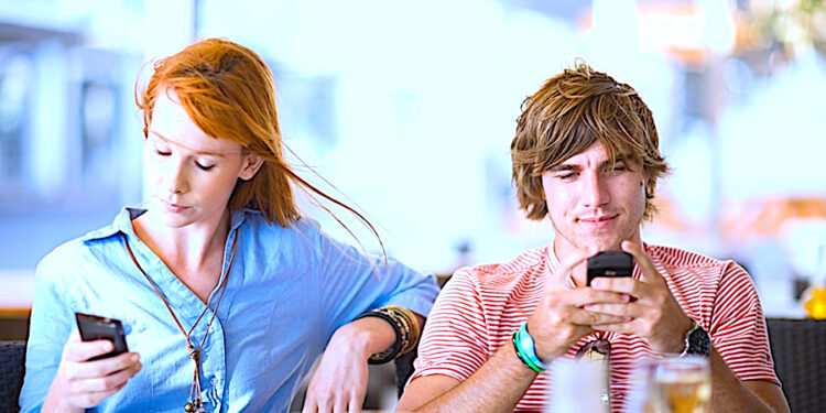 Phubbing w związkach – problemem nie smartfon, ale to, jak jest postrzegany