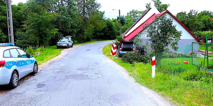 Ryzykował bezpieczeństwem małego dziecka – skończyło się na wypadku drogowym