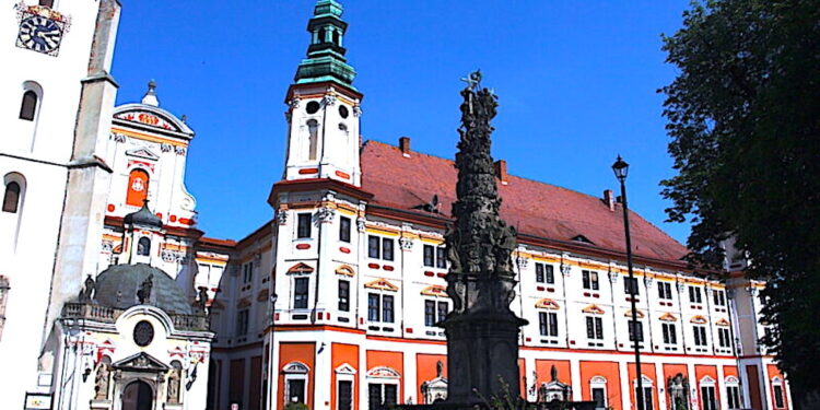 Odkryj tajemnice Klasztoru Księgi Henrykowskiej i poznaj najstarszy zabytek języka polskiego
