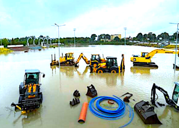 Remontowany stadion zamienił się w basen! To efekt ulewnego deszczu na Dolnym Śląsku