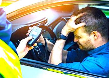 Takich „kierowców” lepiej nie spotkać na drodze – jechali po pijanemu i za szybko