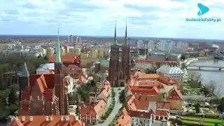 To miejsce pulsuje historią i współcześnie tętni życiem – na Ostrów Tumski może zabraknąć dnia [VIDEO]