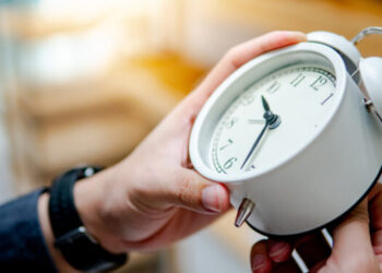 Kiedy przestawiamy zegarki? Zmiana czasu z letniego na zimowy 2022