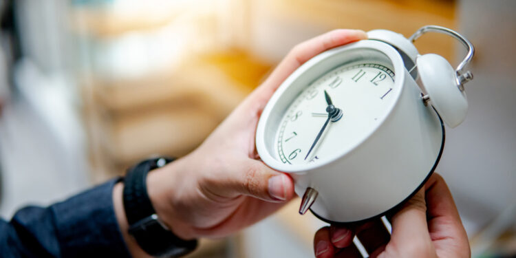 Kiedy przestawiamy zegarki? Zmiana czasu z letniego na zimowy 2022