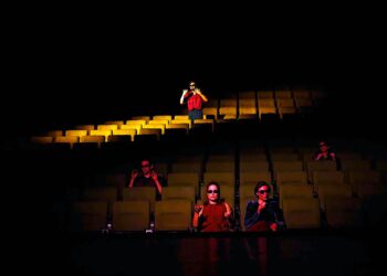 „Koncert żałobny na sześciu tancerzy” – metafora podróży przez czas