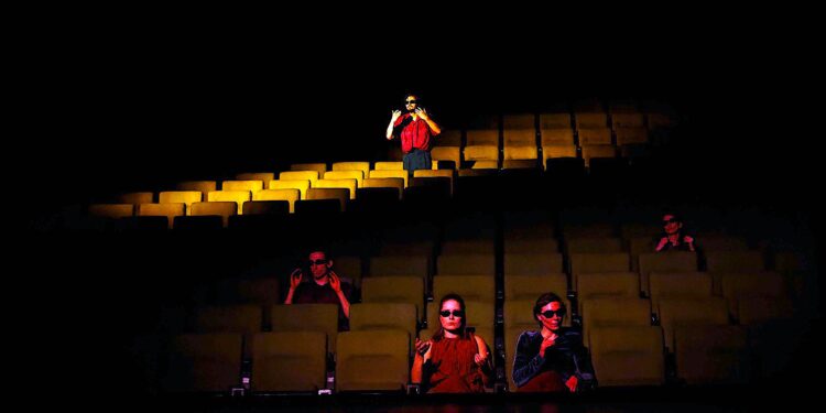 „Koncert żałobny na sześciu tancerzy” – metafora podróży przez czas