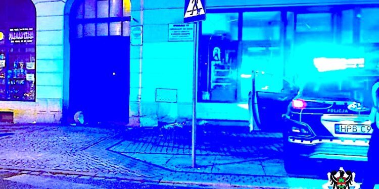 Nocny pościg za piratem drogowym – schwytany już pieszo