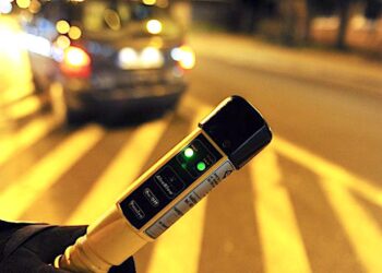 Pijana matka za kierownicą, a samochodzie jej małe dziecko – nadmierna prędkość i jej surowe konsekwencje