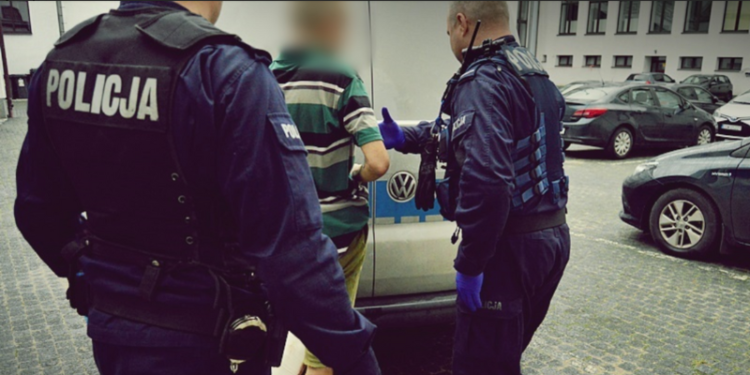 Pijany 27-latek zaatakował ratownika medycznego udzielającego mu pomocy