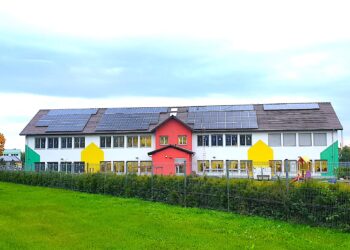 Odnawialne źródła energii receptą na wzrost kosztów – w Pieszycach instalują fotowoltaikę na budynkach użyteczności publicznej