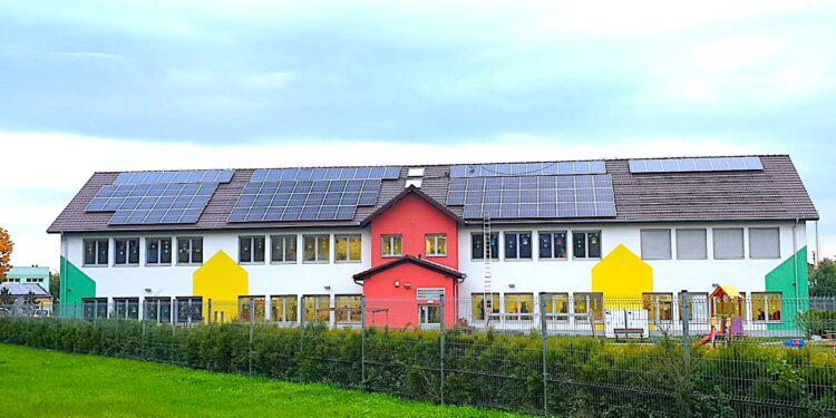 Odnawialne źródła energii receptą na wzrost kosztów – w Pieszycach instalują fotowoltaikę na budynkach użyteczności publicznej