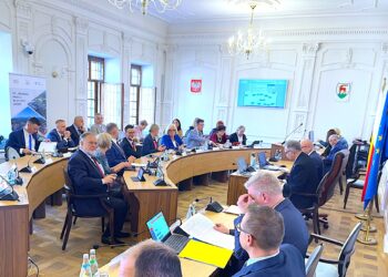 Sowieccy lotnicy wygrywają z bohaterami polskiej kultury – tak dzieje się głosami radnych Koalicji Obywatelskiej w Jeleniej Górze