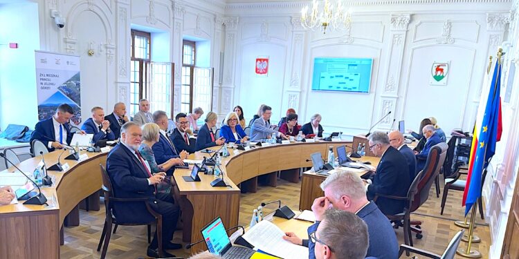 Sowieccy lotnicy wygrywają z bohaterami polskiej kultury – tak dzieje się głosami radnych Koalicji Obywatelskiej w Jeleniej Górze