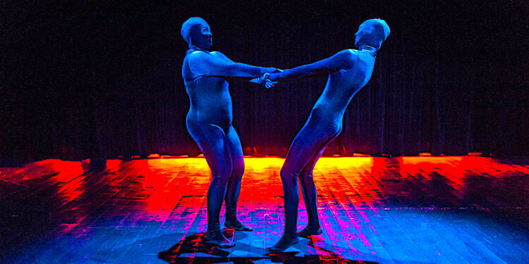 Zabawna historia kobiety dyktatorki – „Baba-Dziwo”