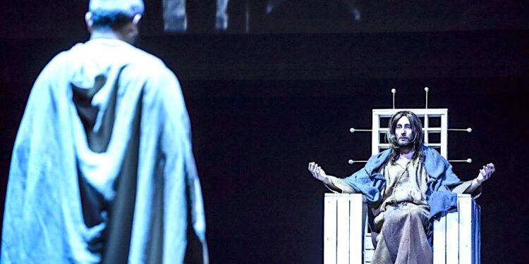 Mistrz: Nienawidzę tej powieści. Woland: A ona jeszcze pana zadziwi.