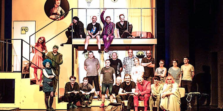 „Czego nie widać” – niekończące się próby, zdesperowani reżyserzy i zdruzgotani aktorzy