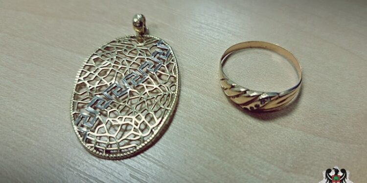 Zatrzymany sprawca kradzieży i odzyskana przez policjantów z Wałbrzycha biżuteria