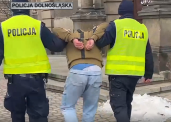 KŁODZKO: Wjechali autem w grupę pieszych , a następnie maczetami zranili 25-latka