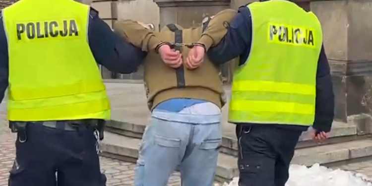 KŁODZKO: Wjechali autem w grupę pieszych , a następnie maczetami zranili 25-latka