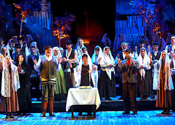 Co pozwala nam zachowywać w tej niewygodnej pozycji równowagę? – odpowiedź zna „Skrzypek na dachu