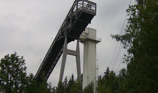 Dziś punkt widokowy, kiedyś arena mistrzostw świata o historii dłuższej niż Wielka Krokiew. Historia skoczni narciarskiej w Karpaczu