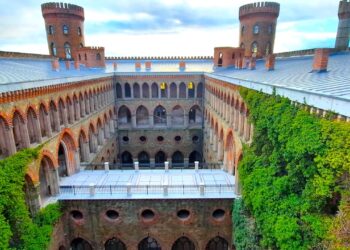 Zrekonstruowany taras i odbudowany mur oporowy