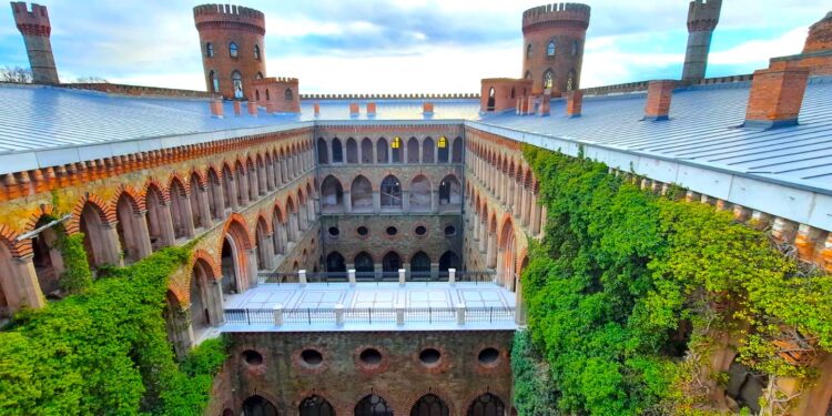 Zrekonstruowany taras i odbudowany mur oporowy