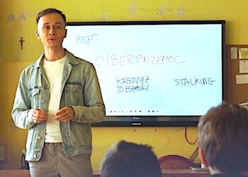 Cyberprzemoc w szkołach doprowadza