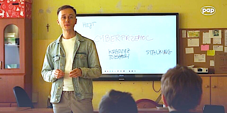 Cyberprzemoc w szkołach doprowadza