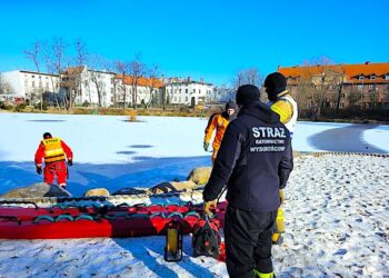 Człowiek tonął w lodowatej wodzie