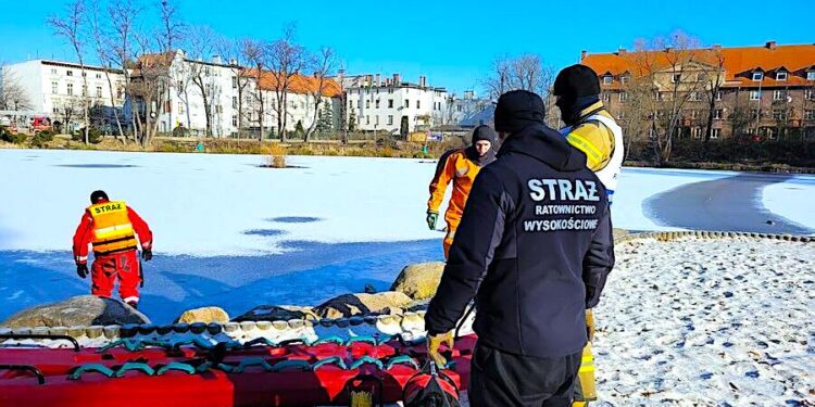 Człowiek tonął w lodowatej wodzie