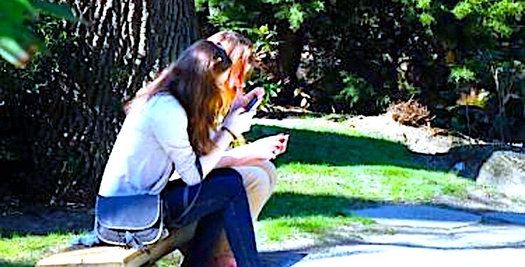 Dzieci i młodzież pod wpływem internetowych zdjęć