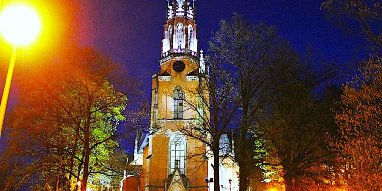 Kamieniec Ząbkowicki widziany nocą