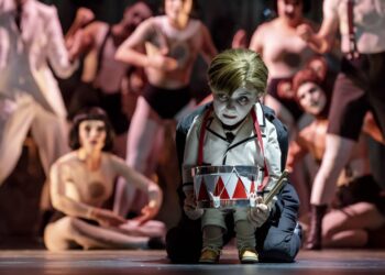 Opowieści o dorastaniu i dojrzewaniu w cieniu historii