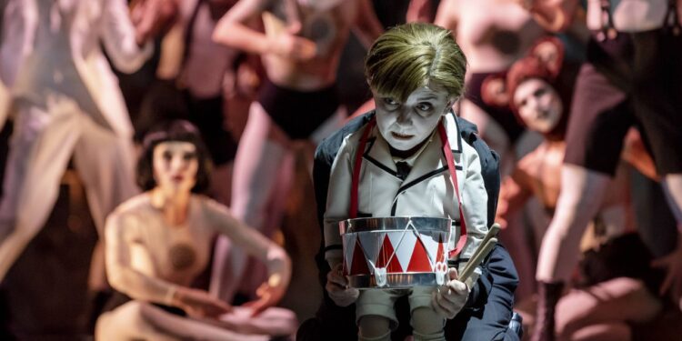 Opowieści o dorastaniu i dojrzewaniu w cieniu historii