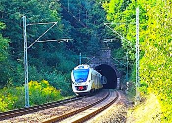 Dwutorowo i elektrycznie pociągi pojadą do Jeleniej Góry