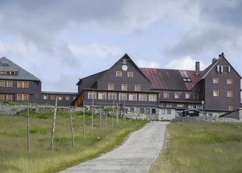 Od pasterskiej budki do schroniska z prawdziwego zdarzenia. Historia schroniska na Hali Szrenickiej