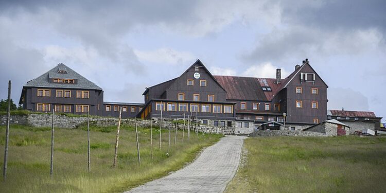 Od pasterskiej budki do schroniska z prawdziwego zdarzenia. Historia schroniska na Hali Szrenickiej