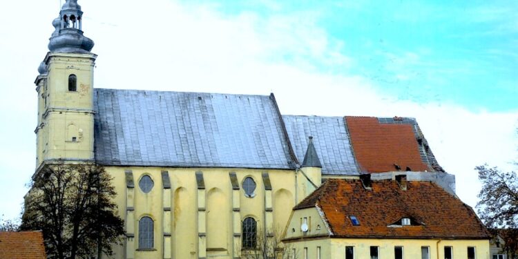 Konserwator zabytków sypnął groszem