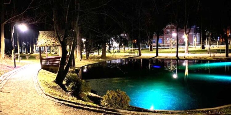 Park uzdrowiskowy z nowym oświetleniem