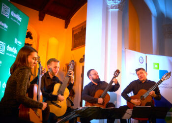 Poza granicami – „Erlendis” klasycznie i gitarowo