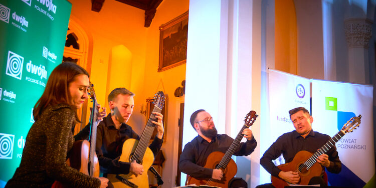 Poza granicami – „Erlendis” klasycznie i gitarowo