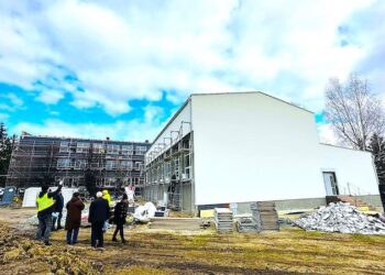 Prace przy termomodernizacji Szkoły Podstawowej w Henrykowie